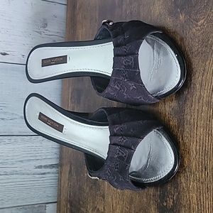 LOUIS VUITTON Mini Lin Fabric Slides Heels.